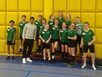 Groningen U13 tijdens Korfball Challenge 2018 in Rotterdam teamfoto met Giovanni van Bronckhorst